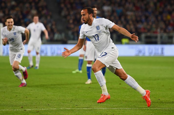 Andros Townsend fagnar markinu í Tórínó.