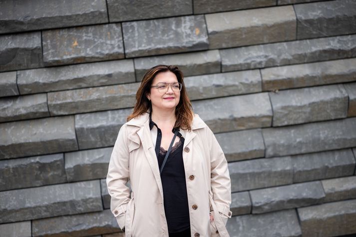 Það er gaman að spjalla við Erlu Hlynsdóttur blaðamann, rifja upp sögur, annan tíðaranda eða mótsagnir eins og gullslegið klósett og heimilislaust fólk. Starf blaðamanna kemur oft inn á alla anga samfélagsins; bæði erfiða og góða.