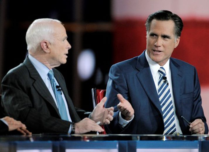 John McCain og Mitt Romney í kappræðunum í gær.