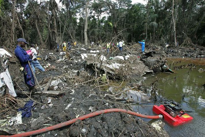 Björgunarsveitarmenn á vettvangi þar sem þotan hrapaði í fenjaskógi nærri Mange Pongo í Kamerún.