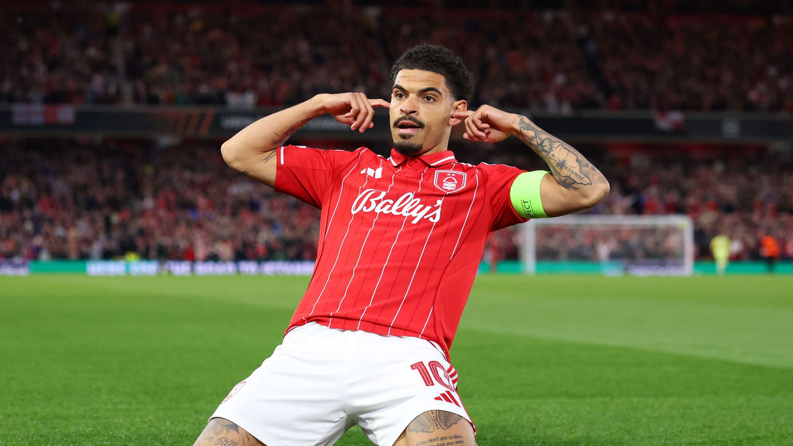 Forest sló tíu Porto-menn út og mætir Villa í undan­úr­slitum