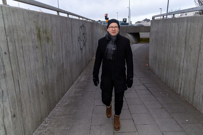 Við þekkjum hybrid bíla (rafmagn og bensín) og hybrid vinnustaðafyrirkomulag (staðbundið og í fjarvinnu) en Magnús Rannver Rafnsson, verkfræðingur, húsasmiður og tónlistarmaður spyr hvort fólk geti ekki líka verið hybrid?