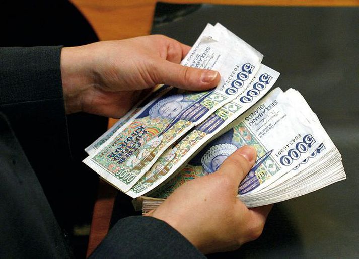 Íslenska krónan er talsvert ódýrari á gjaldeyrismörkuðum í Evrópu en hér heima.