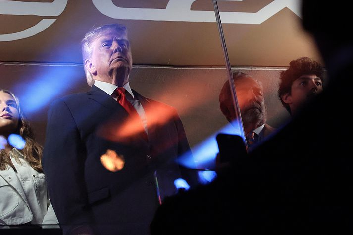 Donald Trump horfði á leik New York Knicks og San Antonio Spurs bakvið glerhjúp.
