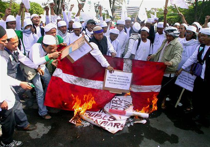 Indónesískir múslimar brenna danska fánann í Vestur-Java.