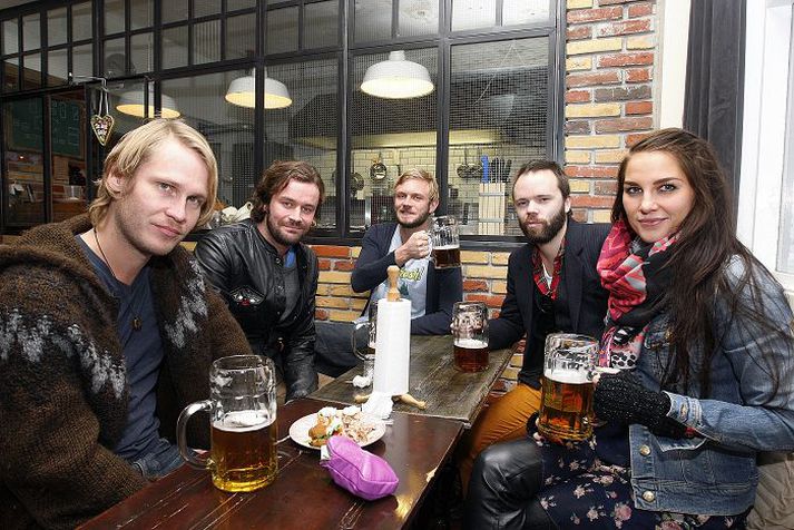 Skemmtu sér vel Frá vinstri: Leikararnir Atli Rafn Sigurðarson, Björn Hlynur, Walter Grímsson og Vignir Rafn ásamt Tinnu Dögg, kærustu Atla Rafns, voru hress á Kex Hostel.fréttablaðið/Stefán