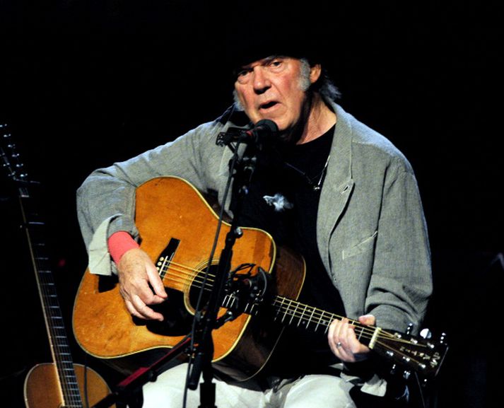 Neil Young og félagar hans vantar handklæði fyrir kvöldið.