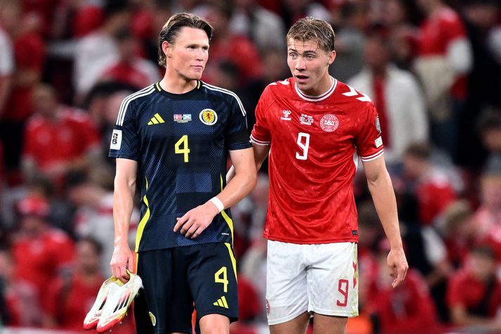 Scott McTominay í skoska landsliðinu og Rasmus Hojlund í danska landsliðinu eftir fyrri leik liðanna.