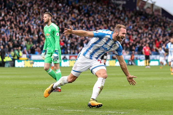 Laurent Depoitre fagnar eftir að hafa komið Huddersfield í 2-0 gegn Manchester United. David de Gea er ekki jafn ánægður.