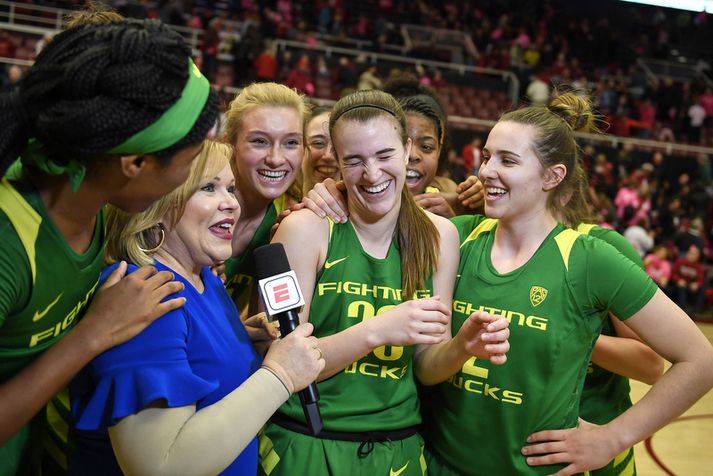 Sabrina Ionescu í viðtali hjá ESPN-sjónvarpskonunni Holly Rowe.