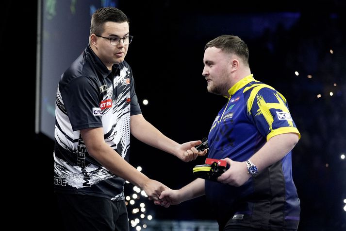 Það andar köldu á milli Gians van Veen og Lukes Littler.