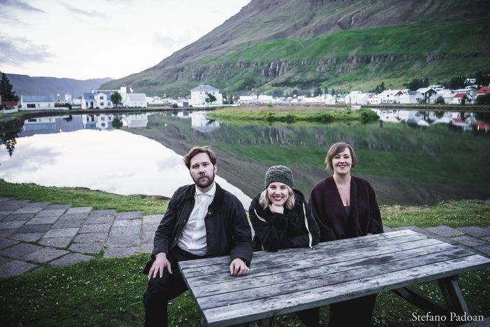 Örn Eldjárn, Valeria Pozza og Ösp Eldjárn í sælunni á Seyðisfirði í síðasta mánuði þar sem þau héldu tónleika í Bláu kirkjunni.