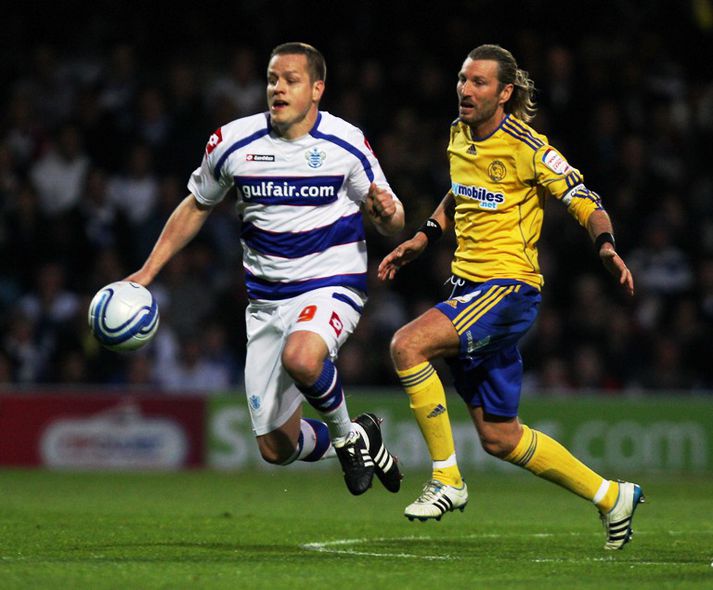 Robbie Savage brýtur hér á Heiðari í kvöld.