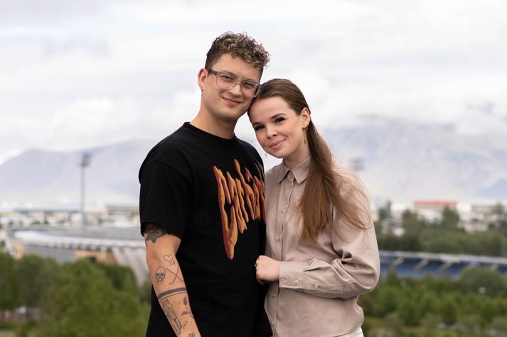 Jón Árni Árnason greindist þann 24. júní með Motor Nourone Disease eða MND sem kallast víða ALS. Hér er hann með kærustu sinni Írenu Rut Sævarsdóttur sem styður við bakið á honum. Jón segir 