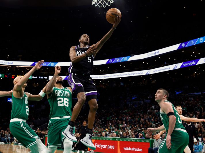 DeAaron Fox leggur boltann í körfuna gegn Boston Celtics í nótt.