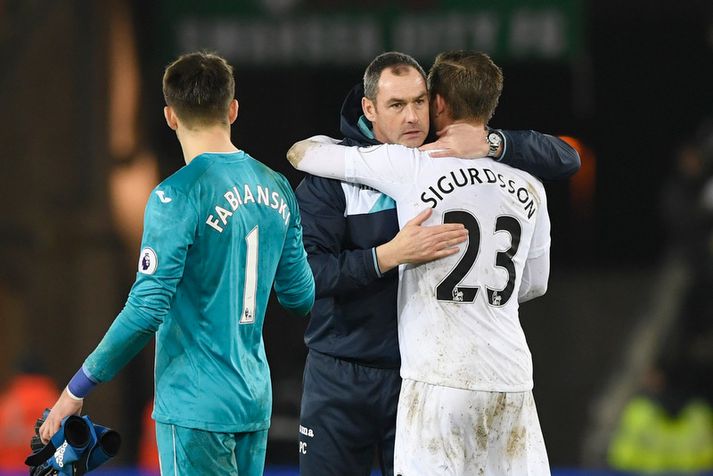 Paul Clement faðmar Gylfa Þór Sigurðsson.