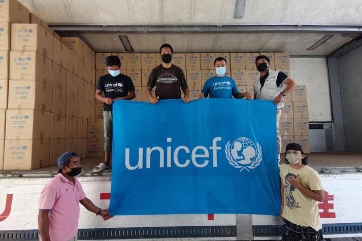 Starfsmenn og samstarfsaðilar UNICEF með hjálpargögn fyrir Filippseyjar. 