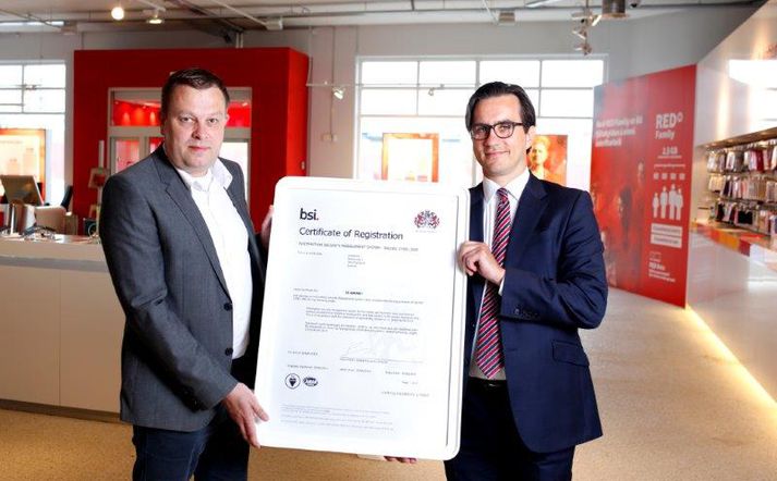 Vodafone hefur fengið afhent vottunarskírteini frá BSI til staðfestingar á fylgni við ISO-27001 staðalinn.