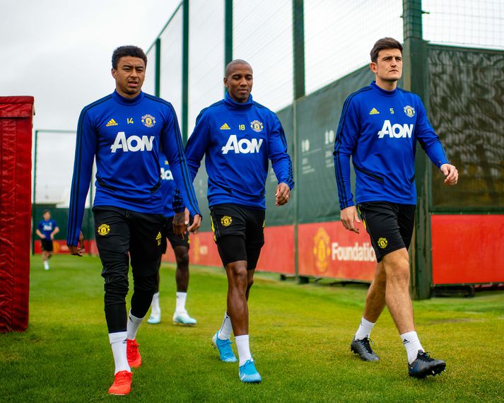 Jesse Lingard, Ashley Young og Harry Maguire gefa ekki fleiri áritanir fyrir utan æfingasvæði United.