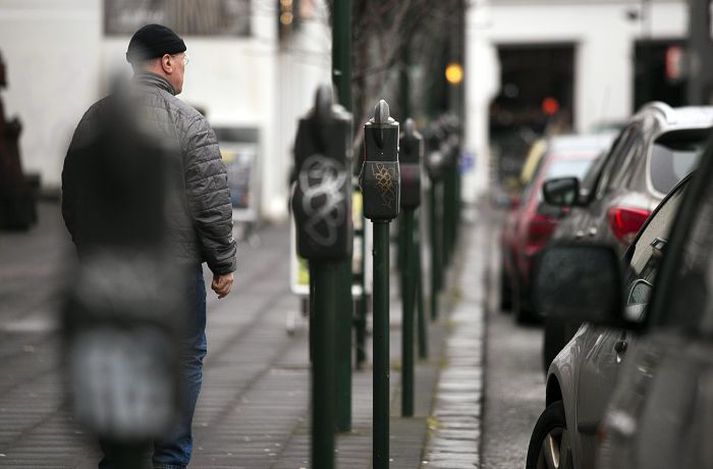 Borgað í baukinn Bílastæðagjöld í miðborginni munu að öllu óbreyttu hækka frá og með 15. júní. Sjálfstæðismenn gagnrýna hækkunina og telja hana geta fælt viðskipti frá miðborginni. Meirihlutinn segir takmarkið hins vegar að auka flæði bíla um miðborgina. Fréttablaðið/anton