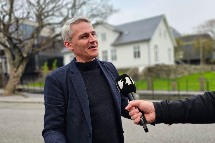 Høgni Hoydal, utanríkis- og atvinnumálaráðherra Færeyja, í viðtali við Stöð 2 framan við hús Lögþingsins.