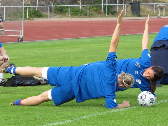 Sara Björk Gunnarsdóttir og Edda Garðarsdóttir gera hér saman styrktaræfingu í gær.