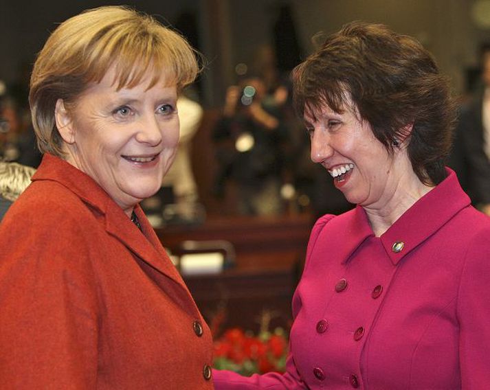 Angela Merkel Þýskalandskanslari og Catherine Ashton, utanríkisfulltrúi Evrópusambandsins, á leiðtogafundinum í Brussel.fréttablaðið/AP