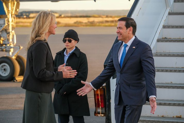 Marco Rubio heilsar Þorgerði Katrínu Gunnarsdóttur eftir lendingu.