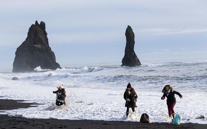 Reynisfjara er einn af vinsælustu ferðamannastöðunum á Íslandi. Oddur segist ekki vita hvort  að svifvængurinn hafi verið á vegum ferðaþjónustufyrirtækis þar sem full skráning er ekki komin inn til lögreglunnar.