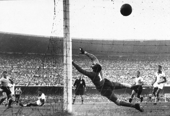 Alcides Ghiggia þaggar niður í tvö hundruð þúsund Brössum þegar hann tryggir Úrúgvæ sigur á Brasilíu á Maracana leikvanginum.