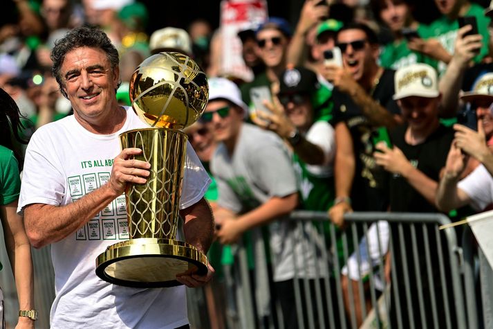 Wyc Grousbeck fer fyrir eigendahóp Boston Celtics en hér er hann með NBA bikarinn eftir sigur liðsins í síðasta mánuði.