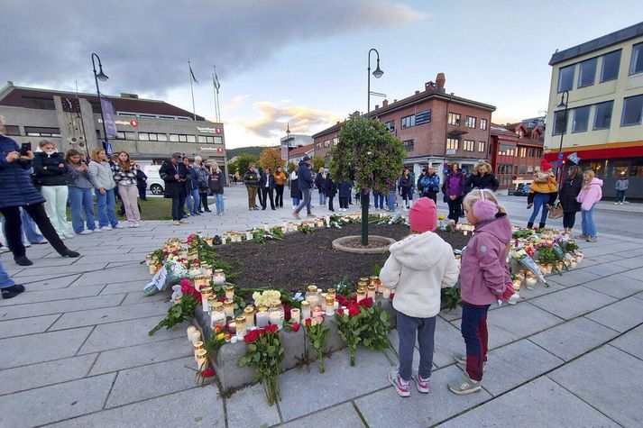 Fólk minnist fórnarlamba árásarinnar í Kongsberg í október í fyrra.