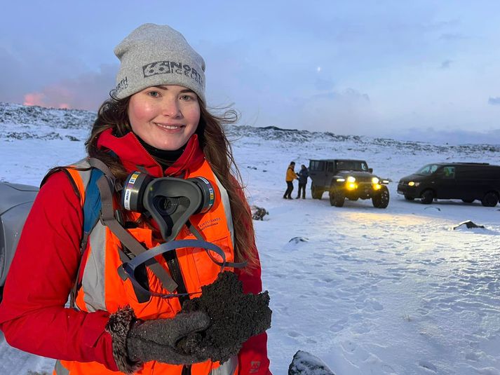 Helga Kristín Torfadóttir eldfjallafræðingur, með nýjasta hluta Íslands.