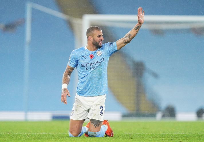 Kyle Walker fékk á sig vítaspyrnu í leik Manchester City og Liverpool í gær.