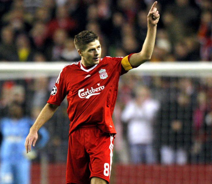 Steven Gerrard fagnar marki sínu í kvöld.