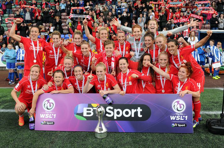 Katrín Ómarsdóttir fagnar hér titlinum með liðsfélögum sínum í Liverpool.