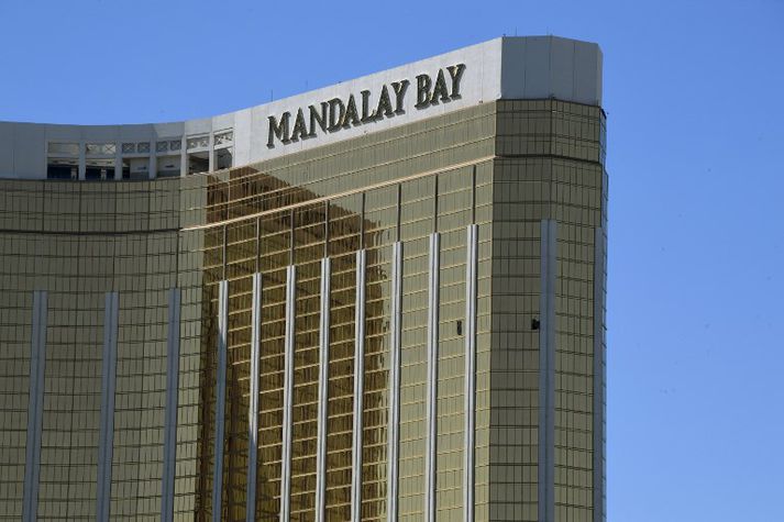 Byssumaðurinn braut glugga á herbergi sínu á Mandalay Bay-hótelinu og skaut þaðan út á tónleikagesti niðri á götu.