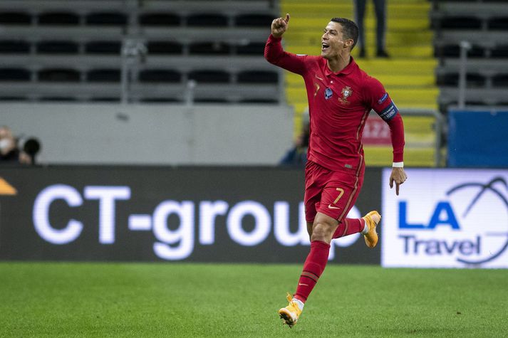 Cristiano Ronaldo fagnar tímamótamarki sínu gegn Svíþjóð í kvöld.