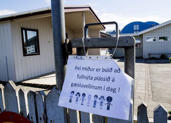 Á gæsluvellinum eru fimm ábyrgðarstarfsmenn sem taka á móti 43 börnum. Rólóinn er opinn yfir helsta sumarleyfistímann, hann var opnaður 6. júlí og verður lokað 8. ágúst. 