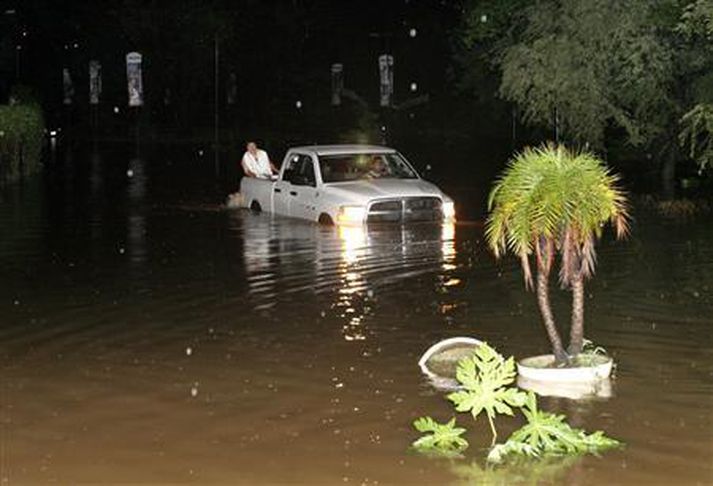 Sjór flæddi um götur Acapulco og lentu margir í vandræðum við að komast leiðar sinnar.