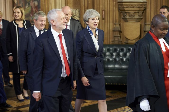 Jeremy Corbyn og Theresa May gengu saman í þingsal áður en drottning hélt stefnuræðu sína.