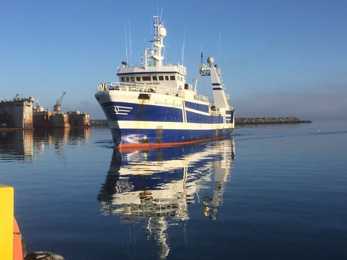 26 af 28 skipverjum á Baldvin Njálssyni hafa greinst smitaðir af kórónuveirunni.