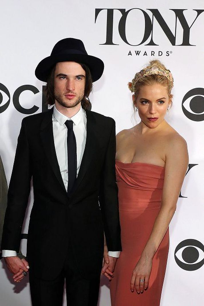 Sienna Miller var sumarleg á Tony-verðlaununum í ferskjulituðum Burberry-kjól. Hér ásamt unnusta sínum Tom Sturridge.