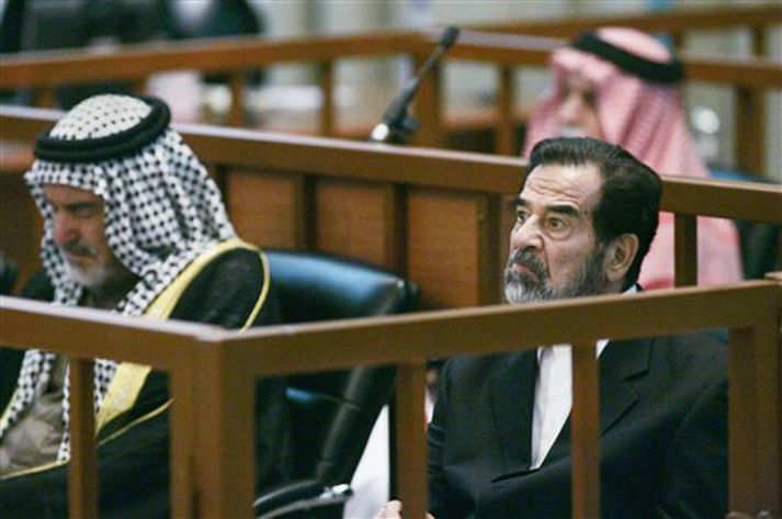 Saddam Hussein við réttarhöldin í Írak á mánudag.