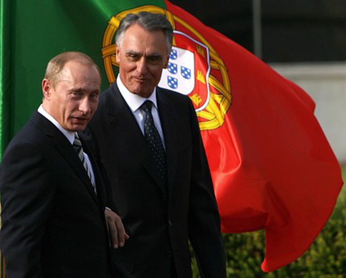 Pútín ásamt portúgalska starfsbróður sínum Anibal Cavaco í Lissabon í dag.