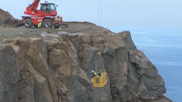 Það eru ekki lofthræddir menn sem vinna að undirbúningi uppsetningar útsýnispalls í 640 metra hæð á tindi Bolafjalls.