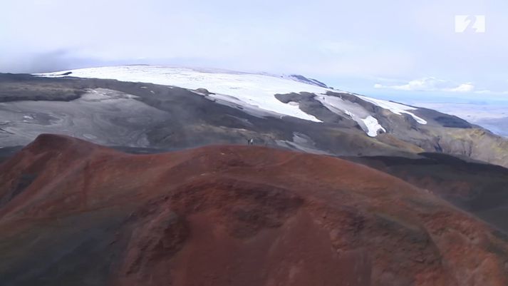 Horft til Eyjafjallajökuls frá tíu ára gömlum gígunum á Fimmvörðuhálsi. Myndin var tekin síðastliðið haust. Sjá má fólk á gígnum.