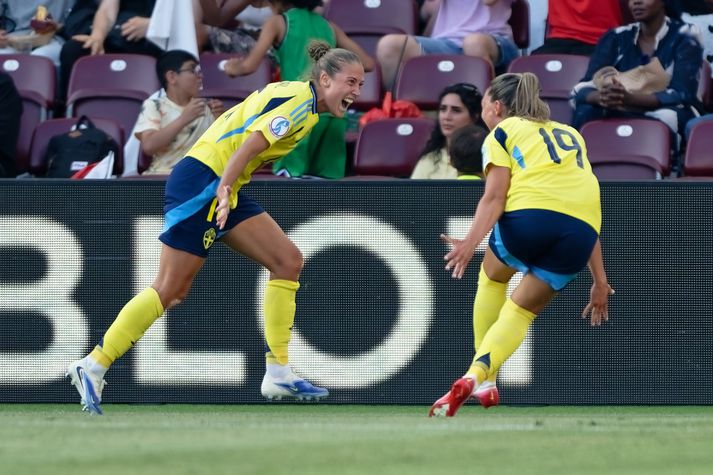 Filippa Angeldahl fagnar sigurmarki sínu með Johannu Rytting Kaneryd.