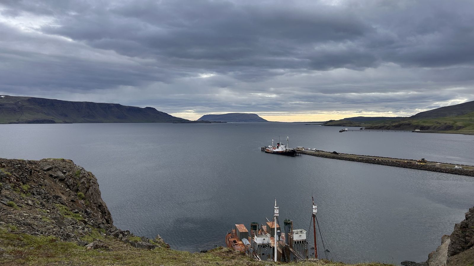 Bein út­sending frá Hval­firði