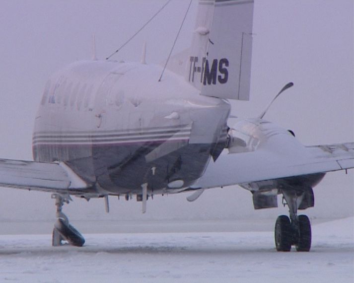Ekki liggur fyrir hvaða skemmdir urðu á flugvélinni en eins og sést á myndinni hér þá er dekk vélarinnar skemmt.